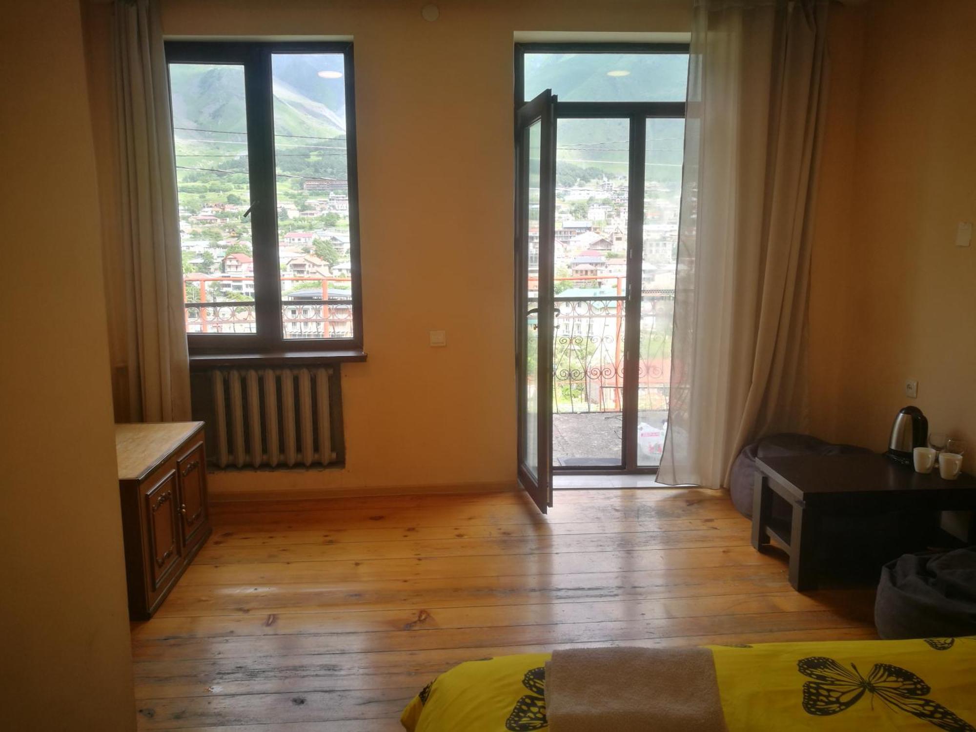 Belas Guesthouse Kazbegi Exteriör bild