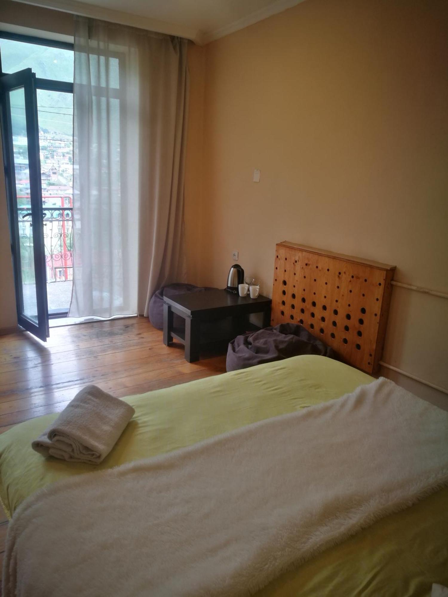 Belas Guesthouse Kazbegi Exteriör bild