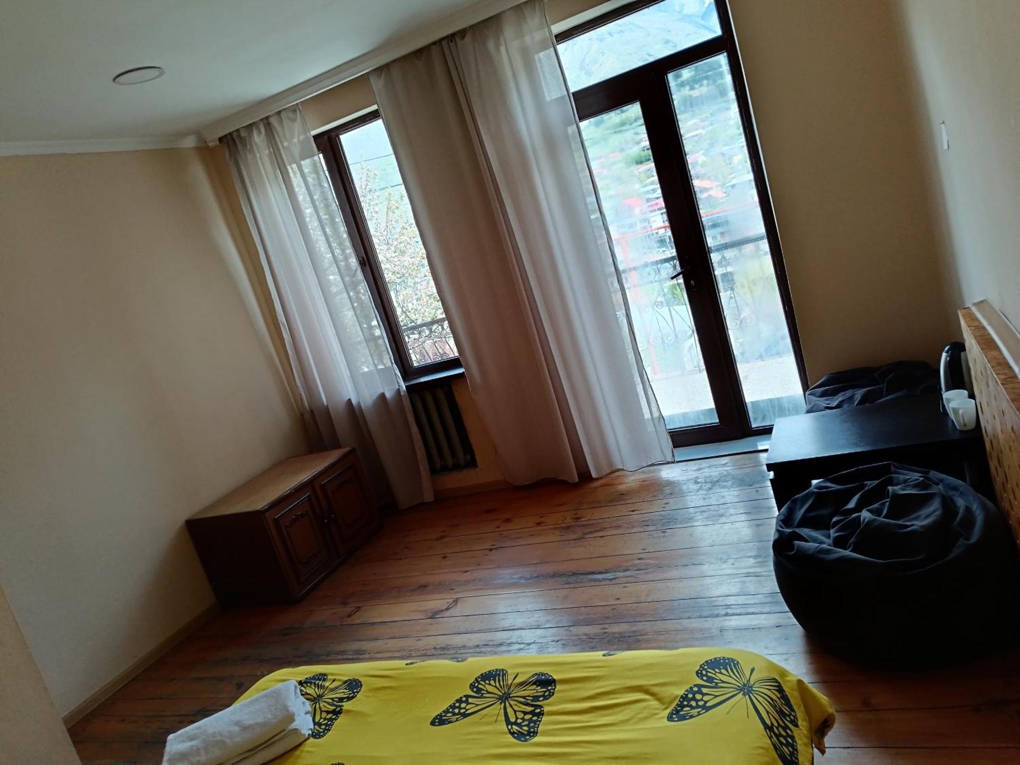 Belas Guesthouse Kazbegi Exteriör bild