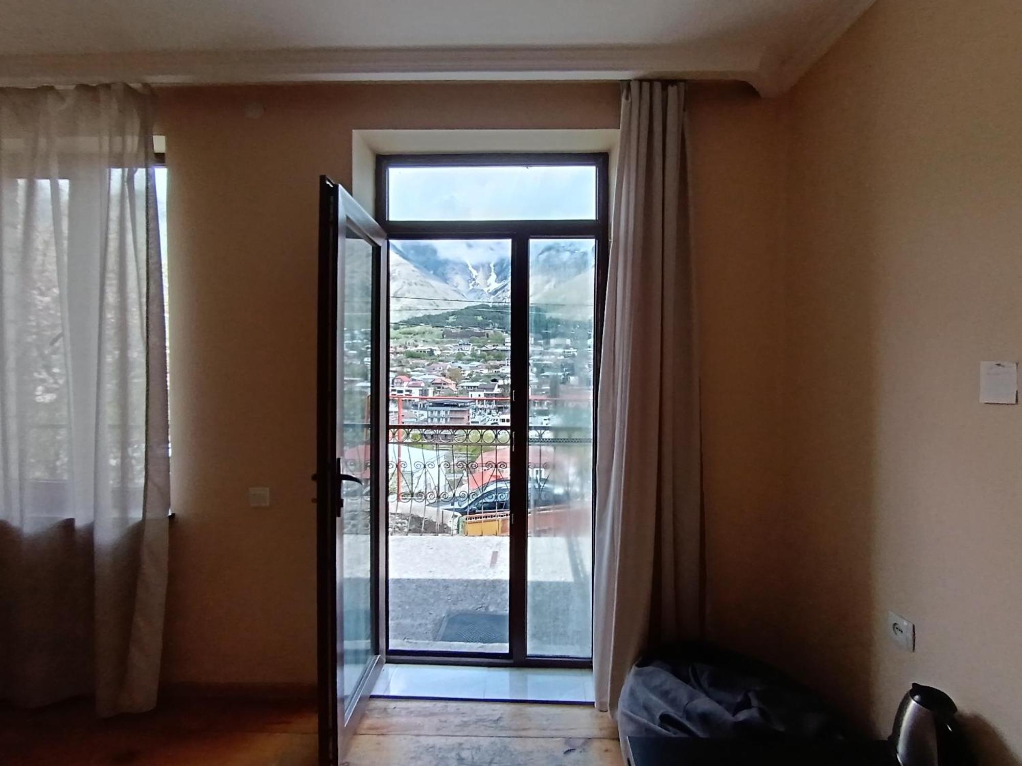 Belas Guesthouse Kazbegi Exteriör bild