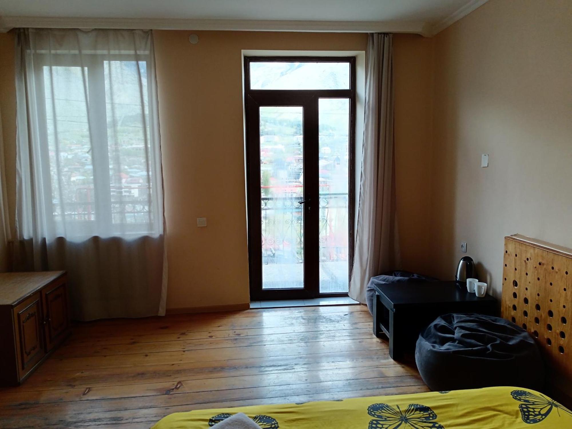 Belas Guesthouse Kazbegi Exteriör bild