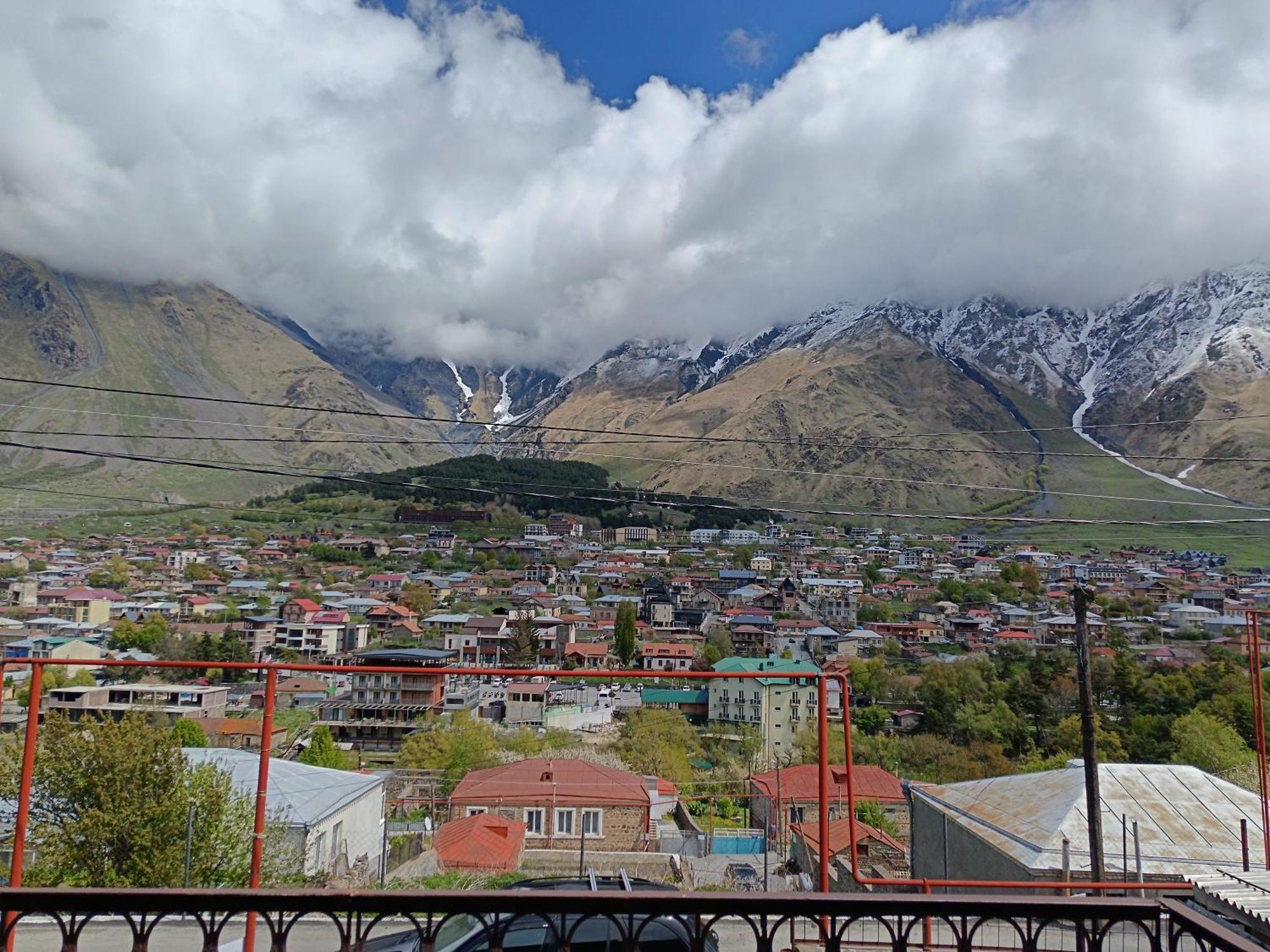 Belas Guesthouse Kazbegi Exteriör bild