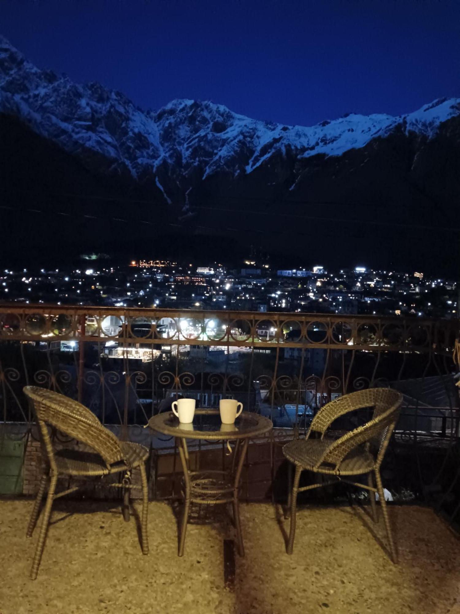 Belas Guesthouse Kazbegi Exteriör bild