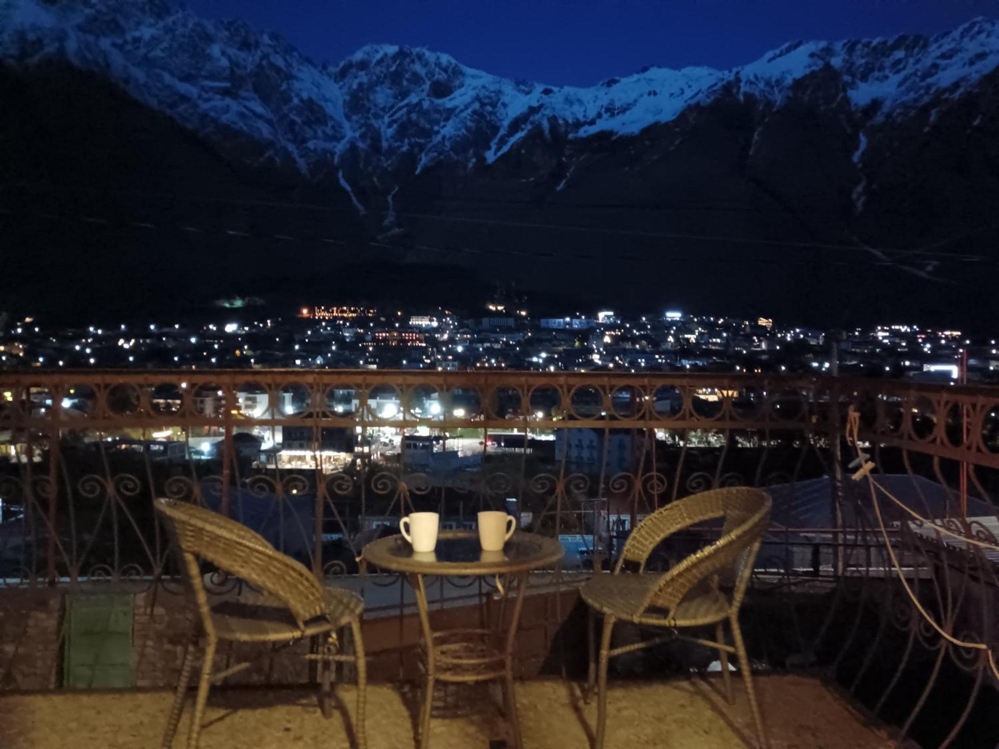 Belas Guesthouse Kazbegi Exteriör bild
