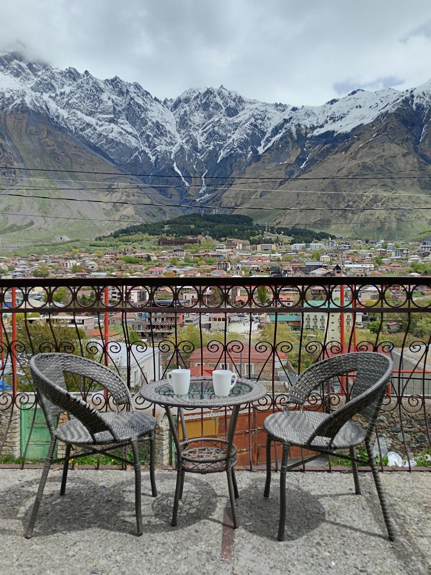 Belas Guesthouse Kazbegi Exteriör bild